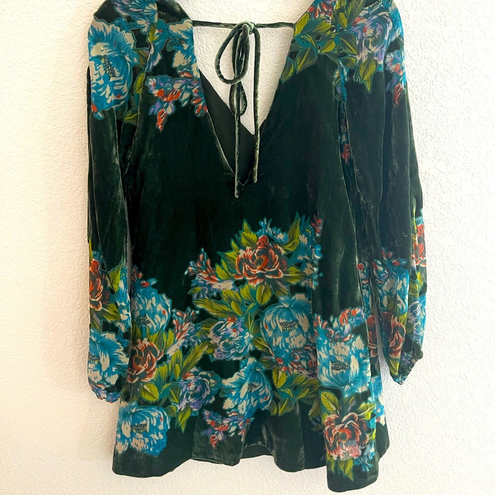 Free people velvet dress above the knee ties in the back only worn once size XS - Picture 2 of 3